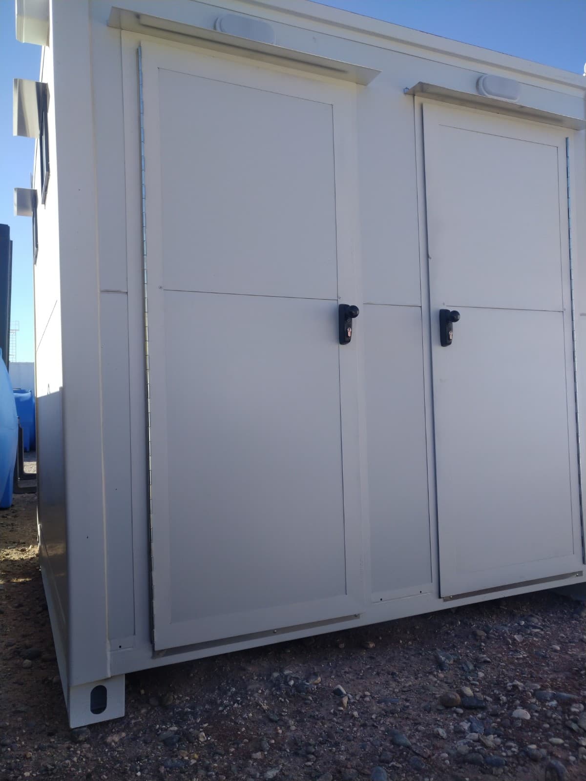 Sanitario cuádruple con entradas individuales